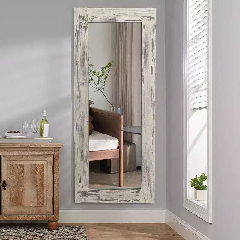 Specchio rettangolare a figura intera da appoggio in legno massiccio in stile rustico con cornice bianca effetto invecchiato, 24 pollici L x 58 pollici A
