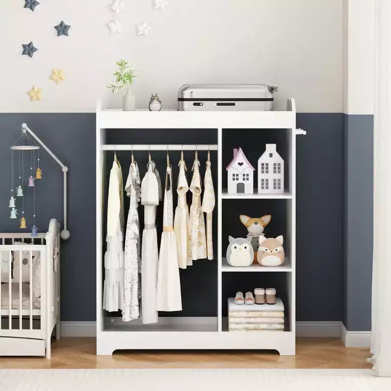 Porta Abiti per Bambini con Specchio, Organizzatore di Costumi in Legno con Asta Appendiabiti, Ganci e Ripiani, Bianco