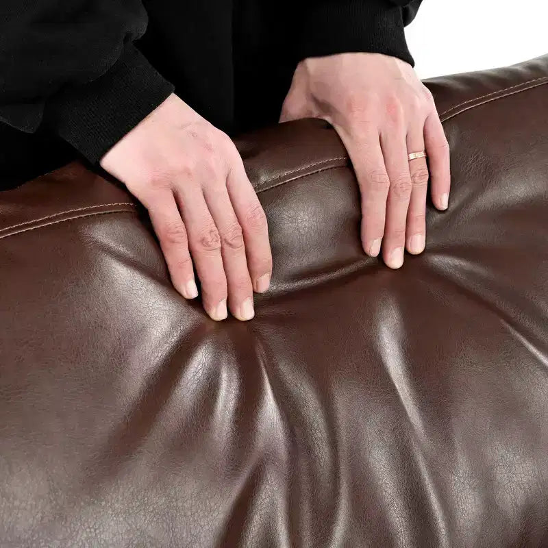 Divano a 3 posti in pelle sintetica, divano moderno di metà secolo con design trapuntato, gambe in legno massello, 2 cuscini a rullo